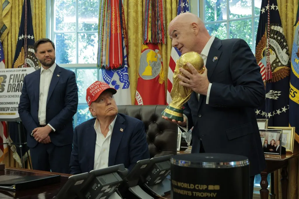 Gianni Infantino junto al presidente Donald Trump con el trofeo del Mundial 2026 | FOTO: Chip Somodevilla/Getty Images