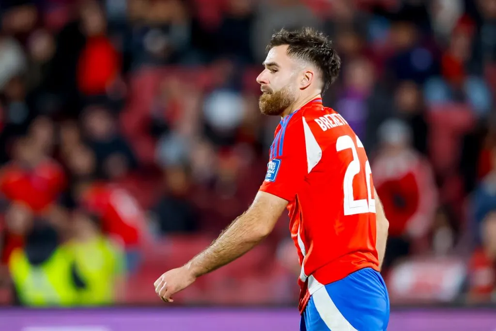 Pinilla sale a defender a Ben | Foto: Photosport