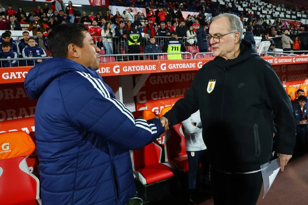 Nicolás Córdova junto a Marcelo Bielsa antes del partido Chile vs Uruguay | FOTO: Jonnathan Oyarzun/Photosport