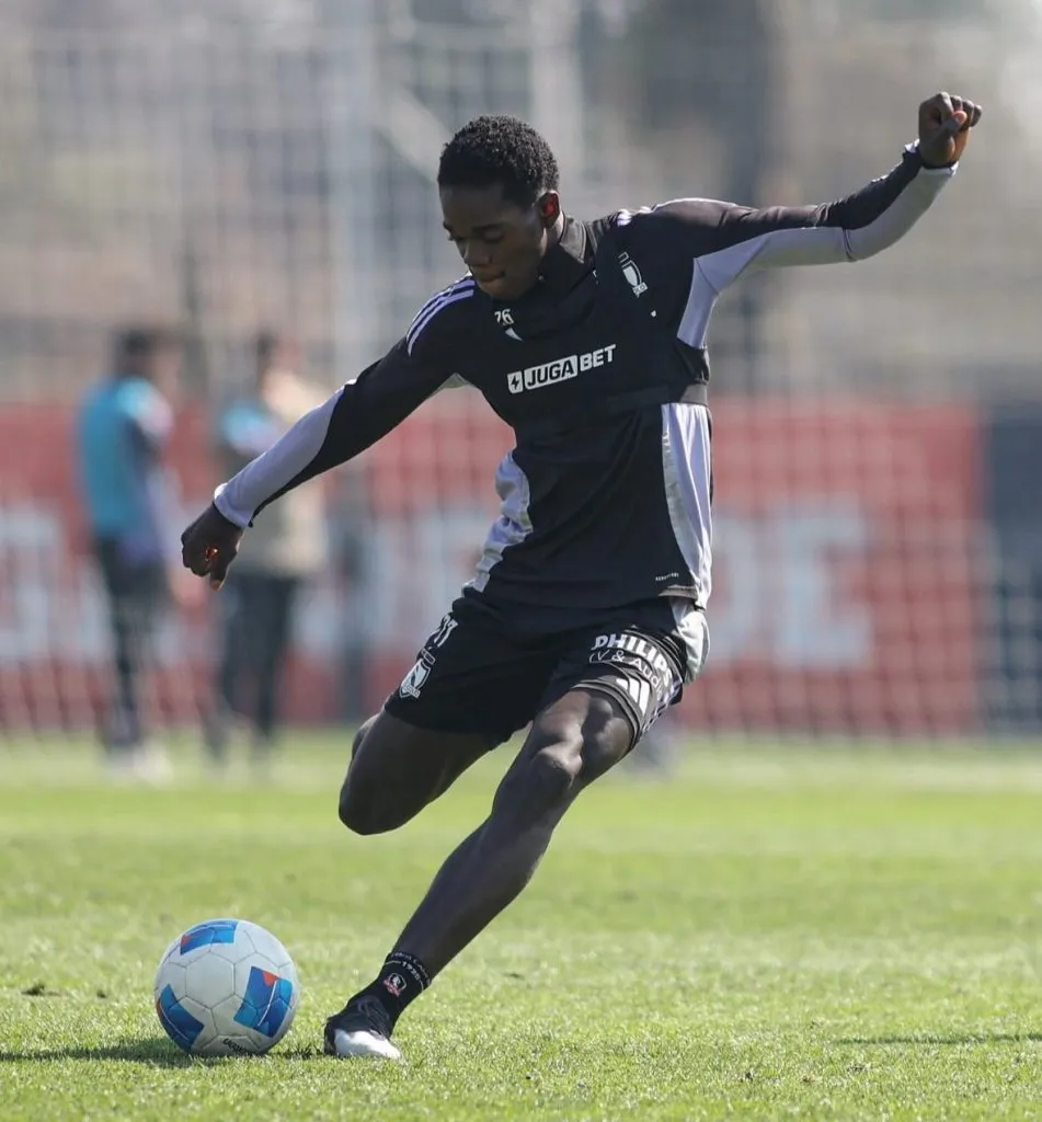 Manley Clerveaux se encuentra entrenando con el primer equipo de Colo Colo. (Foto: @colocolooficial)
