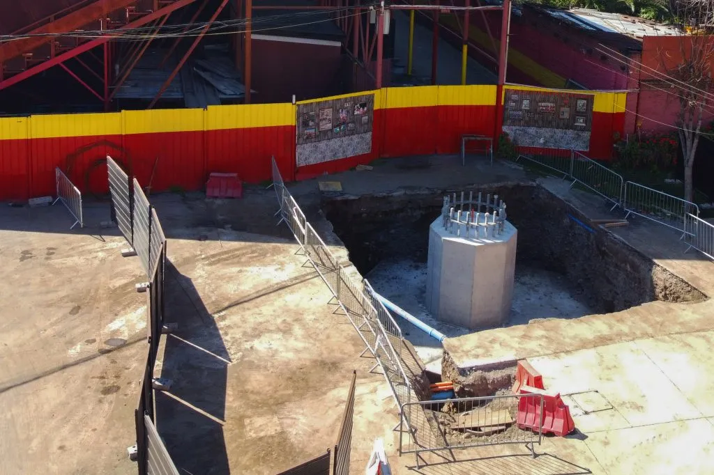 Se estaban realizando trabajos de instalacion de torres luminarias en el estadio Santa Laura, en la antesala del duelo por Supercopa | FOTO: Dragomir Yankovic/Photosport