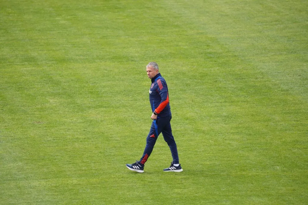 Gustavo Álvarez caminando por el gramado del Estadio Santa Laura | FOTO: La Magia Azul