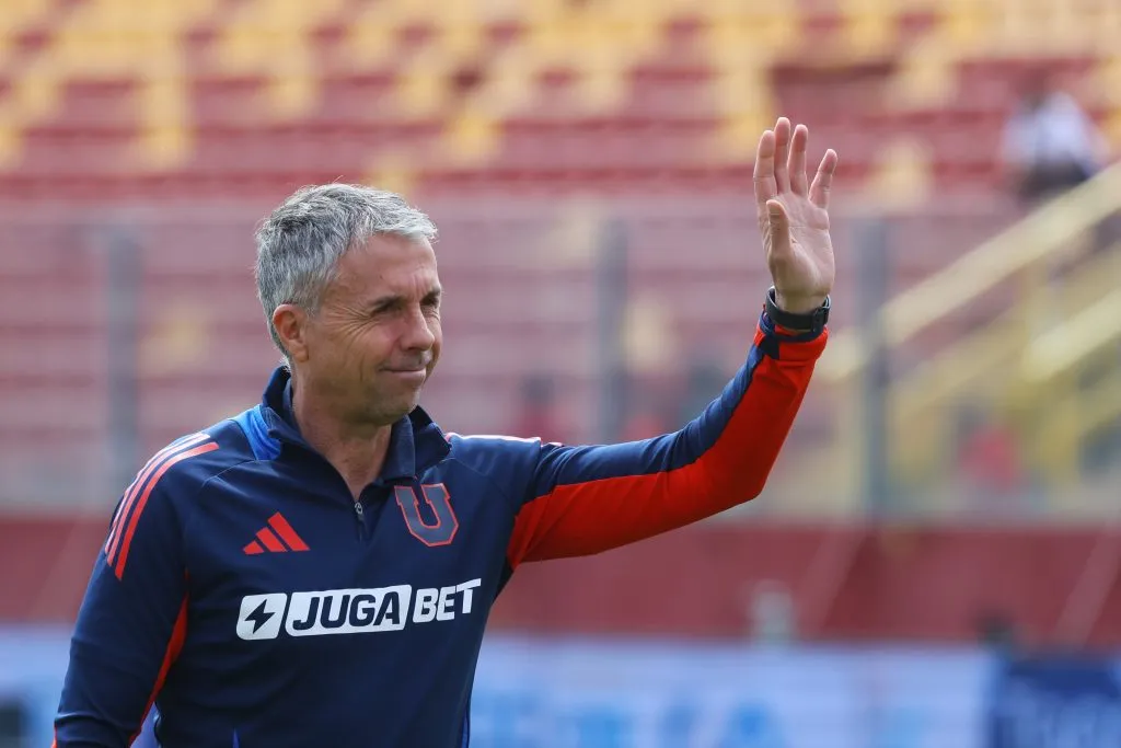 El entrenador Gustavo Álvarez agradeciendo el apoyo del puñado de hinchas de la U | FOTO: Jonnathan Oyarzun/Photosport