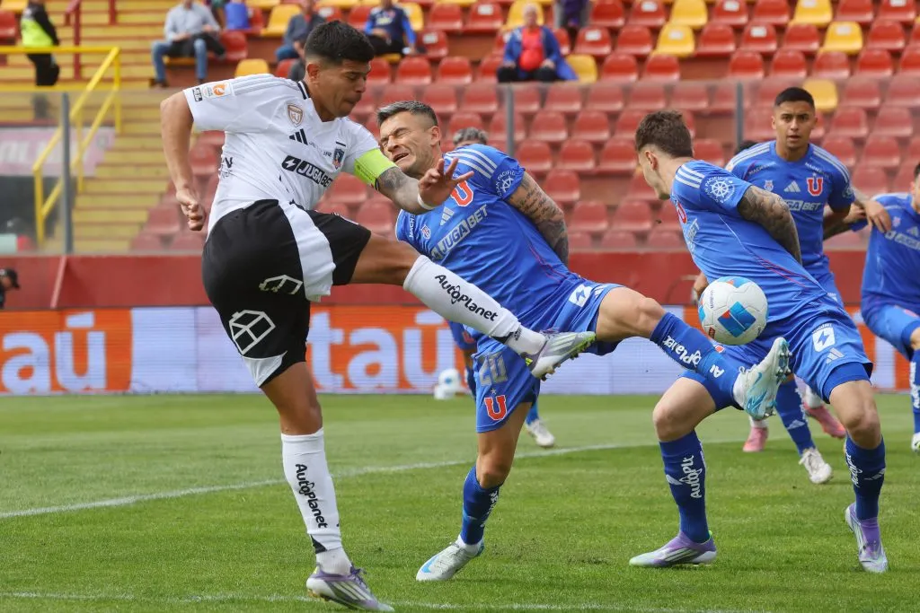 Esteban Pavez le pide a sus compañeros de Colo Colo no meterse con los jugadores de Universidad de Chile. (Foto: Photosport)
