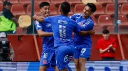 Es futbolista profesional y asistió a la Supercopa para alentar a Universidad de Chile.