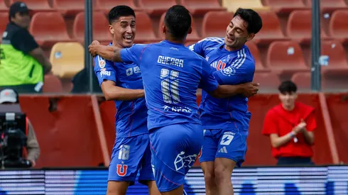 Es futbolista profesional y asistió a la Supercopa para alentar a Universidad de Chile.