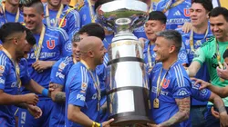 Marcelo Díaz y Charles Aránguiz levantan trofeo de la Supercopa. (Foto: Photosport)