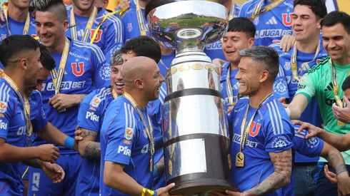 Marcelo Díaz y Charles Aránguiz levantan trofeo de la Supercopa. (Foto: Photosport)