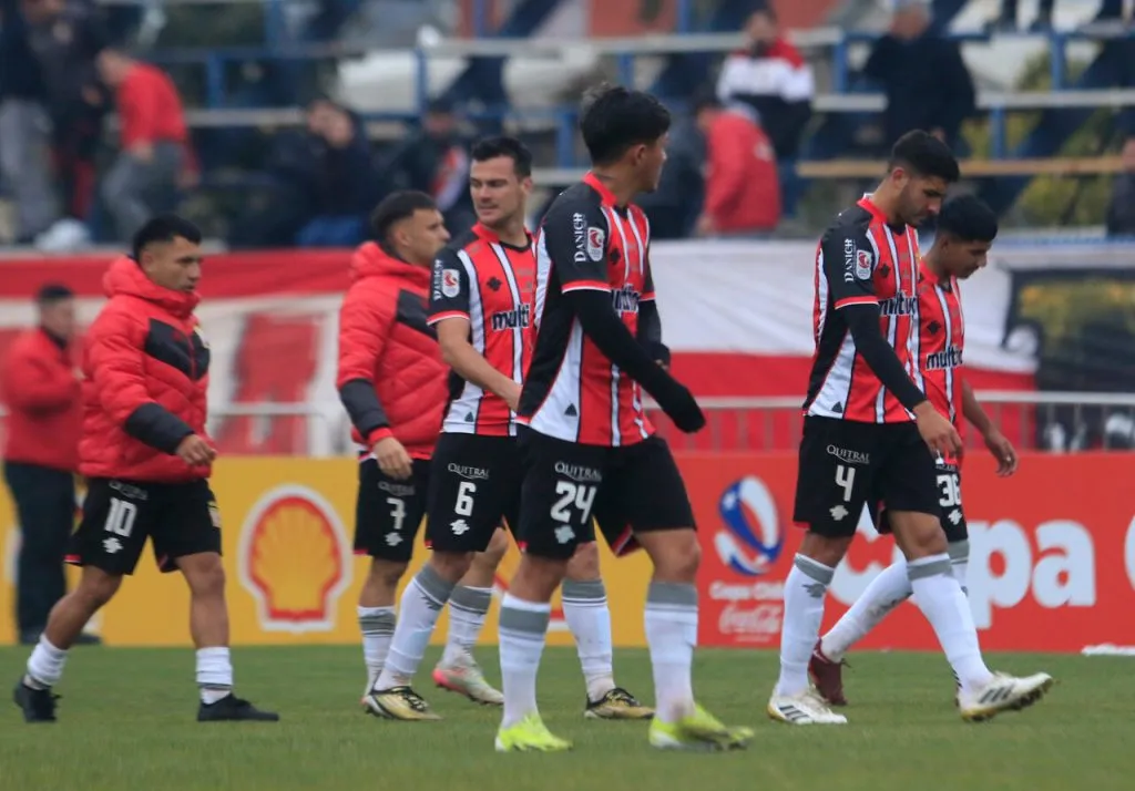 Curicó Unido protagoniza una desastrosa temporada en Primera B. (Photosport)