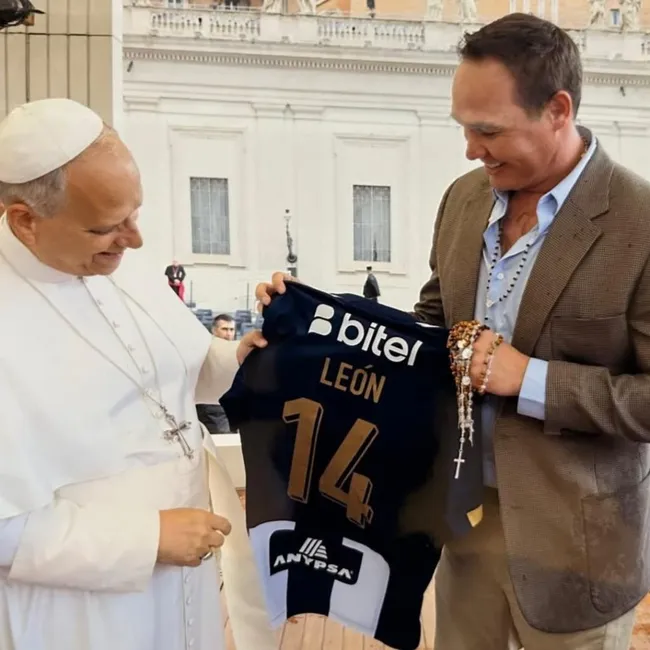 El Papa León XIV recibió la camiseta de Alianza Lima en la previa de la llave ante Universidad de Chile.