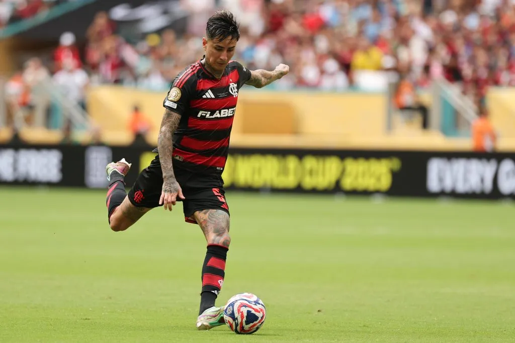 Erick Pulgar juega en el octavo mejor equipo del ranking IFFHS (Foto: Photosport)