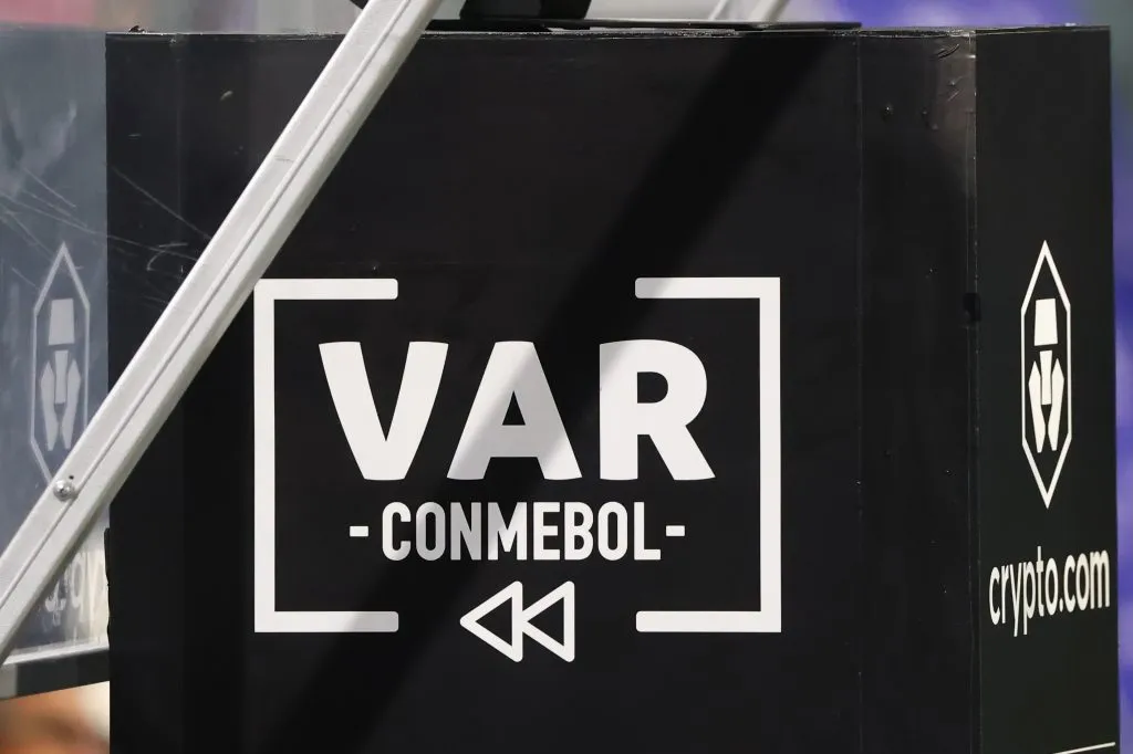 La CONMEBOL informó que los jueces notificarán las decisiones de VAR por altoparlantes. Un alivio para Universidad de Chile. (Créditos: Photosport)