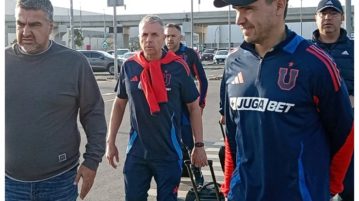 Gustavo Álvarez y el plantel de la U arribaron esta tarde a Lima.