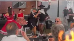Carlos Caszely y Mary Valencia la rompieron bailando cueca en Colo Colo. (Foto: Captura)