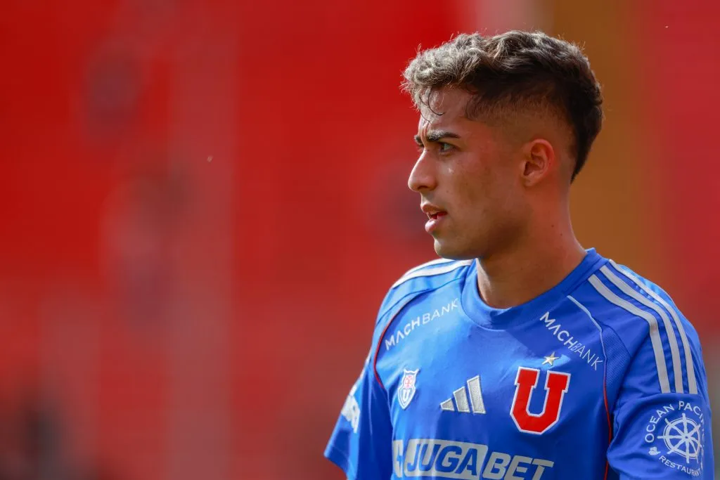 Lucas Assadi preocupa en Universidad de Chile. Atraviesa un cuadro febril en La Roja. (Créditos: Photosport)