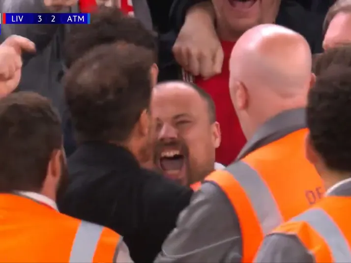 Fuera de sí: Simeone encara a hincha del Liverpool y tuvo que intervenir la seguridad