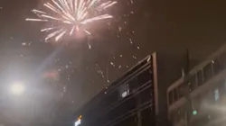 Los hinchas de Alianza Lima lanzaron pirotecnia en la puerta del hotel de la U.