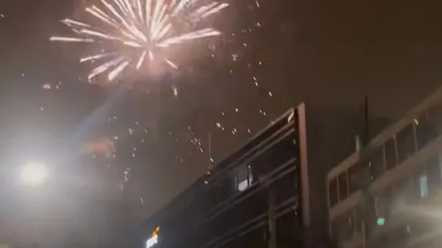 Los hinchas de Alianza Lima lanzaron pirotecnia en la puerta del hotel de la U.