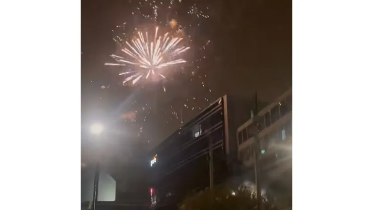Los hinchas de Alianza Lima lanzaron pirotecnia en la puerta del hotel de la U.