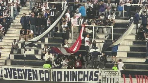 Los fanáticos de Alianza Lima desplegaron una concuna con los colores blanco y rojo.