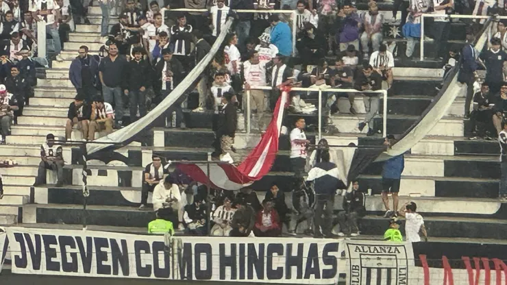 Los fanáticos de Alianza Lima desplegaron una concuna con los colores blanco y rojo.
