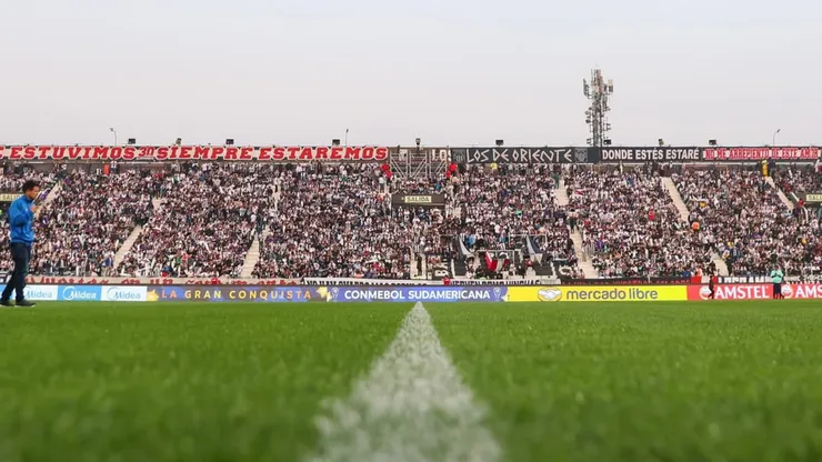 Hinchas de Alianza Lima agredieron a periodistas partidarios de Universidad de Chile.