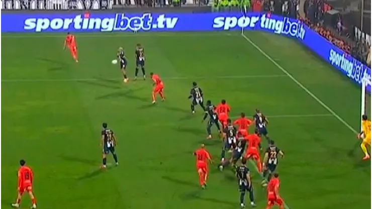 Acusan posible penal para la U no cobrado frente a Alianza Lima.