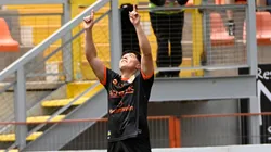 Aldrix Jara celebrando un gol con la camiseta de Cobreloa.