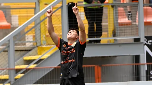 Aldrix Jara celebrando un gol con la camiseta de Cobreloa.