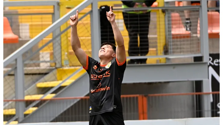Aldrix Jara celebrando un gol con la camiseta de Cobreloa.