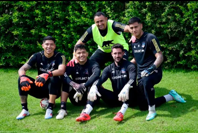 Jorge Martínez junto a sus pupilos en Colo Colo: Brayan Cortéz, Eduardo Villanueva, Fernando De Paul y Julio Fierro.