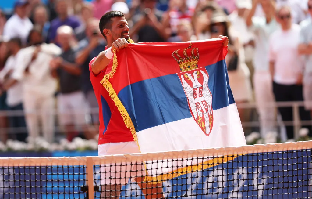 Novak Djokovic posa orgulloso con su bandera de Serbia tras ganar el oro en París 2024 Getty Images).