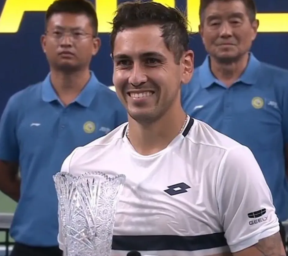 Alejandro Tabilo levantando su tercer título ATP | FOTO: Captura