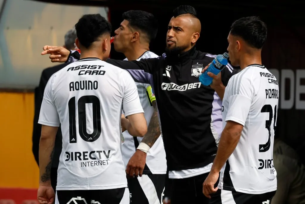 Vidal repartió instrucciones en Colo Colo. | Foto: Photosport