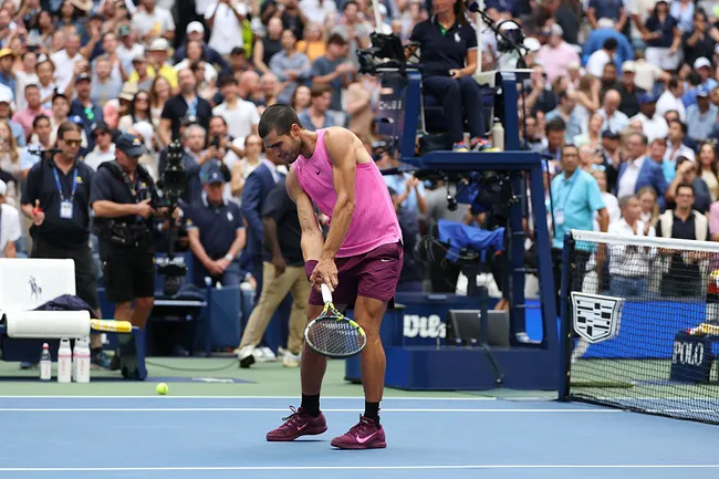 Carlos Alcaraz festejando con un swing de golf tras conquistar el US Open (Getty Images).