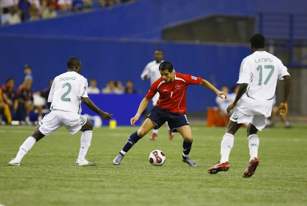 Alexis Sánchez enfrentando a Nigeria en los cuartos de final del Mundial Sub 20 Canadá 2007. (Foto: Phillip MacCallum/Getty Images)