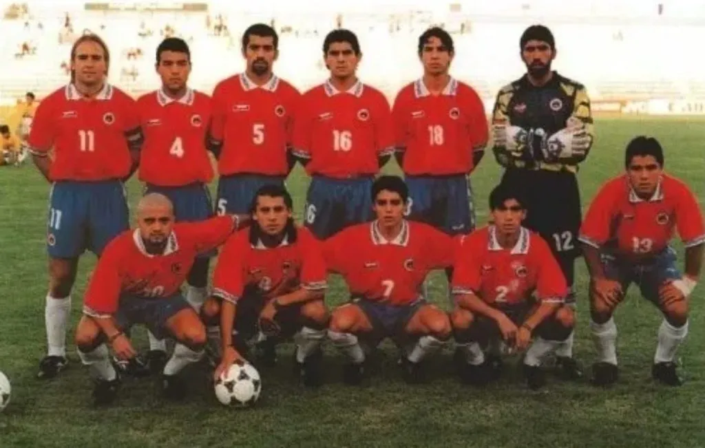 Héctor Tapia (extremo derecho de la fotografía) con La Roja Sub 20 en el Mundial de Catar 1995.