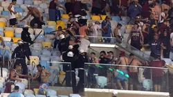 Incidentes entre la policía e hinchas de Lanús. (Foto: Getty)