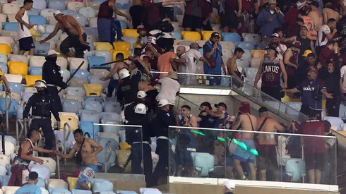 Incidentes entre la policía e hinchas de Lanús. (Foto: Getty)