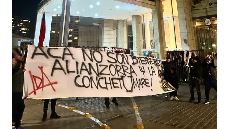 Hinchas de la U reciben a Alianza Lima en Coquimbo.