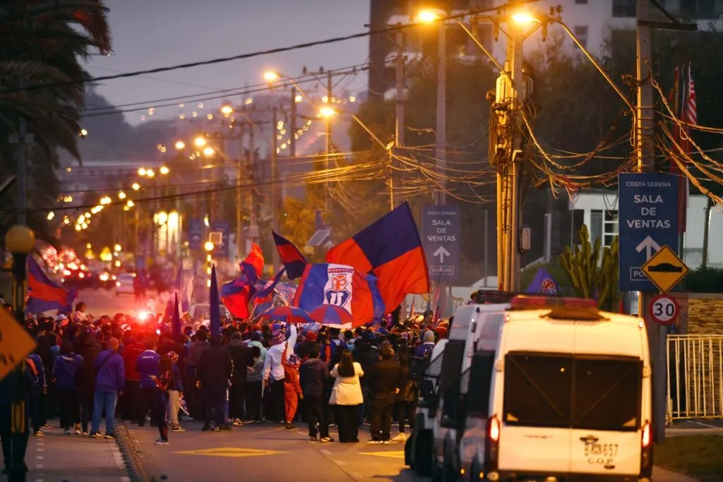 Hinchas apoyaron al equipo ayer en La Serena. | Foto: Photosport