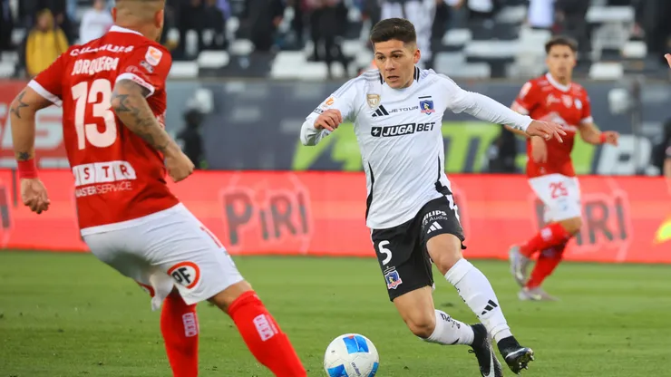 Víctor Felipe Méndez está contento con el triunfo de Colo Colo. (Foto: Photosport)