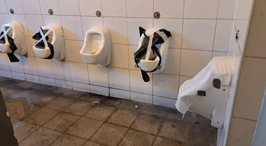 Algunos urinarios no se podían utilizar en el Estadio Nacional | FOTO: X (Twitter)