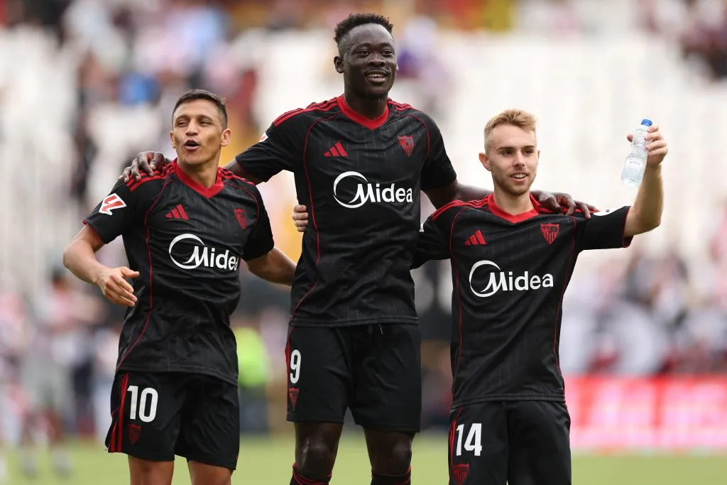 Alexis Sánchez celebrando junto a sus compañeros el triunfo | FOTO: Florencia Tan Jun/Getty Images