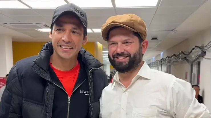 Gabriel Boric compartió con Matías Fernández en el triunfo de Chile vs Nueva Zelanda. (Foto: Captura)