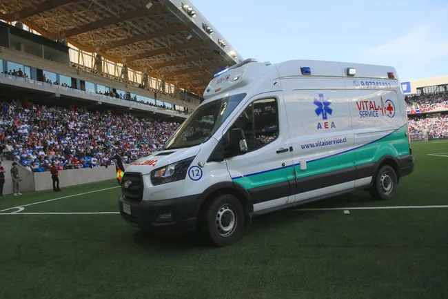 Patricio Toledo salió en ambulancia del Claro Arena. (Foto: Dragomir Yankovic/Photosport)