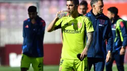 Gustavo Álvarez defiende con todo a Leandro Fernández.