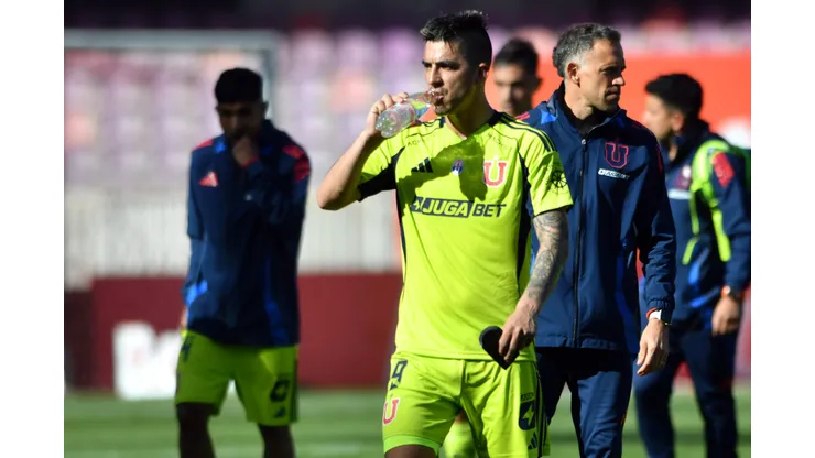 Gustavo Álvarez defiende con todo a Leandro Fernández.