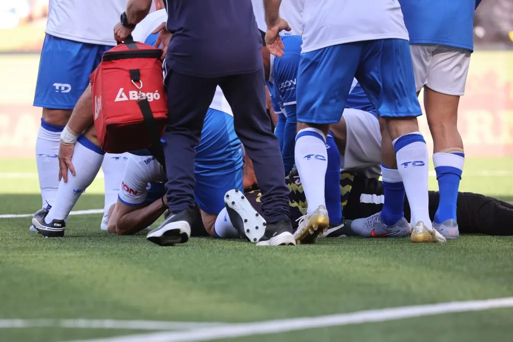 Patricio Toledo recibió los primeros auxilios en la cancha del Claro Arena. (Foto: Dragomir Yankovic/Photosport)