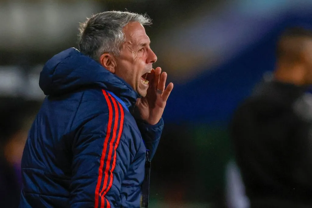 Pato Yáñez le cayó a Gustavo Álvarez. | Foto: Photosport